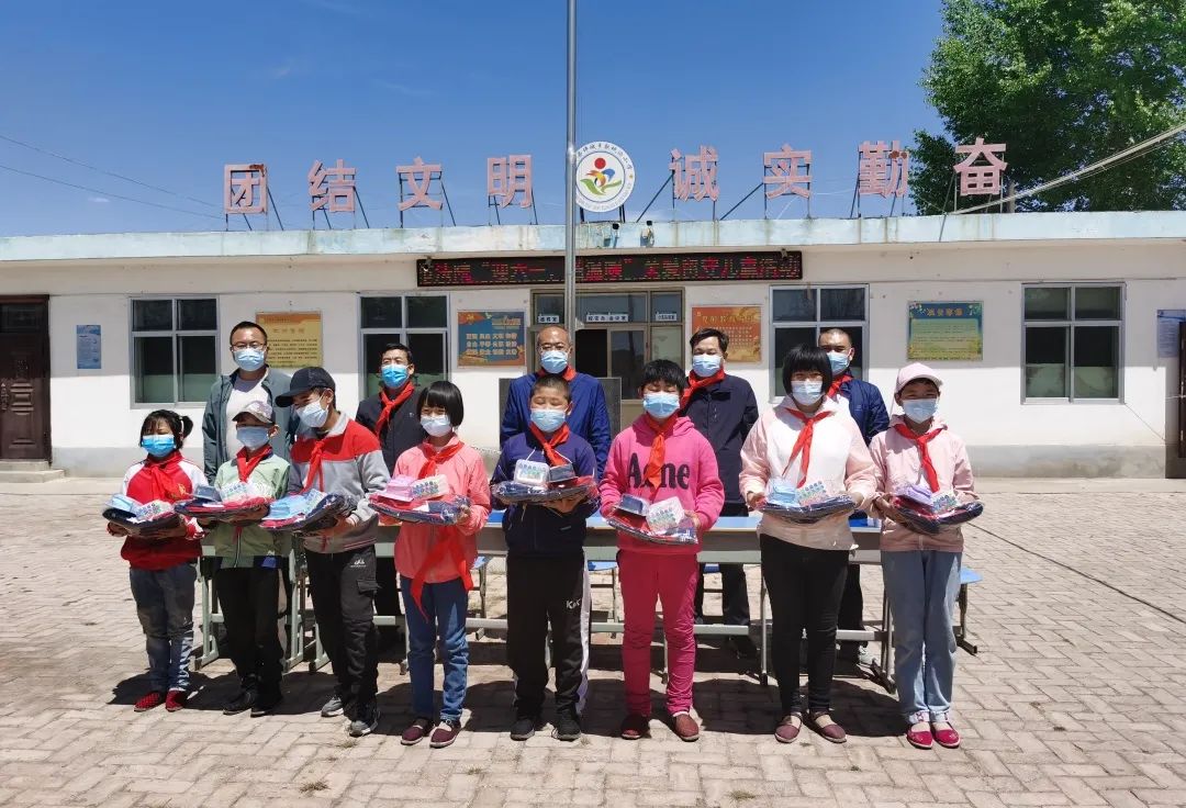 1.5月31日,党组成员、副院长卓俊林赴365bet体育投注网站_365体育投注账号被冻结_365网络科技中院对口帮扶村坪城乡歇地沟村和三岔村,深入开展乡村振兴产业发展调研和“六一”关怀活动。.jpg 1.5月31日,党组成员、副院长卓俊林赴365bet体育投注网站_365体育投注账号被冻结_365网络科技中院对口帮扶村坪城乡歇地沟村和三岔村,深入开展乡村振兴产业发展调研和“六一”关怀活动。.jpg