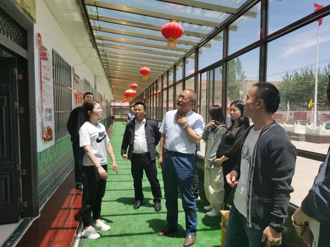 3.在三岔村,卓俊林一行参观了三岔村党支部的特色党建阵地建设.jpg 3.在三岔村,卓俊林一行参观了三岔村党支部的特色党建阵地建设.jpg