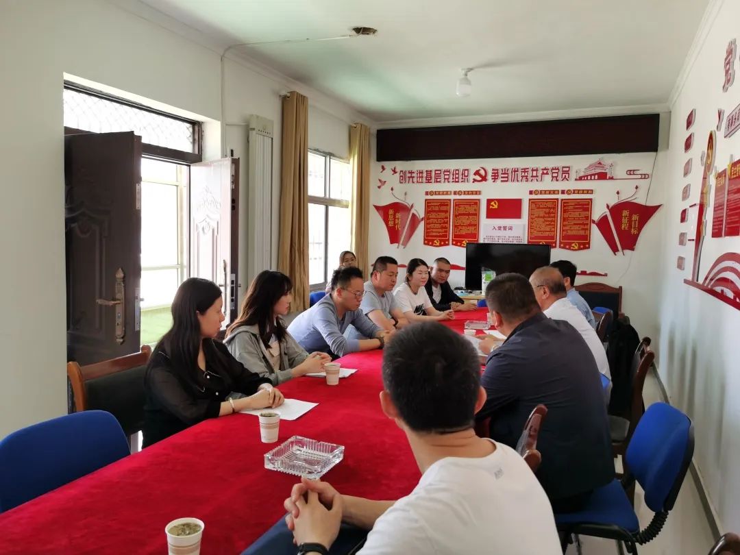 4.在三岔村,召开驻村帮扶工作情况汇报会。.jpg 4.在三岔村,召开驻村帮扶工作情况汇报会。.jpg